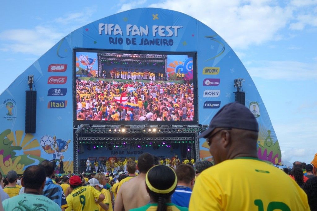 Coupe du monde au Bresil: Le fifa fan fest de Rio de Janeiro et les supporters du monde entier present