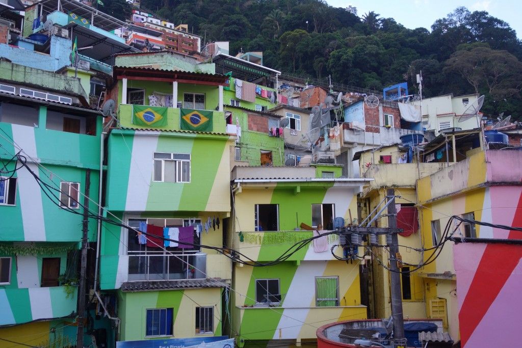 Bresil- Rio de Janeiro: Photo de la favela de Santa Marta. C'est ici que se trouve une statue de Mickael Jackson. Ce dernier a tourné ici meme le clip de "They don’t care about us" https://yoytourdumonde.fr
