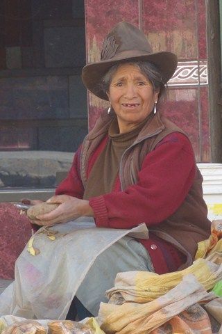 Peru-Huaraz: Une vendeuse sur le marche.