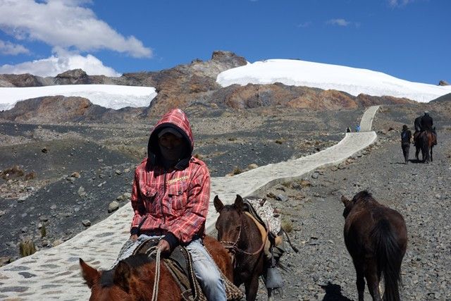 Perou-Huaraz: Sur la route en direction du Glacier Pastouri. Passage au cheval.