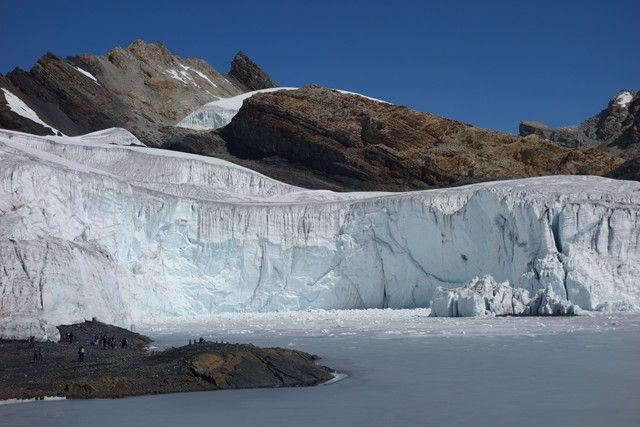 Perou-Huaraz: A plus de 5 000m d'altitude est à 3 heures en bus vous découvrirez un paysage magnfique entain de disparaitre avec le changement climatique. A voir sur le blog https://yoytourdumonde.fr/perou-huaraz-glacier-pastoruri/