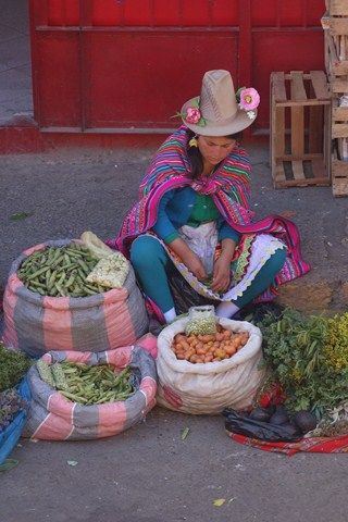 Peru-Huaraz: La soeur de Pedro qui elle tente de vendre des fruits et des herbes.