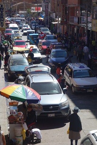 Peru-Huaraz: Il faut savoir que Pedro et tout ceux qui vendent des fruits un peu a la sauvette cela est interdit normalement. Pourquoi? Parce qu'il bloque la rue parfois et cela fait des bouchons dans le centre de Huaraz.