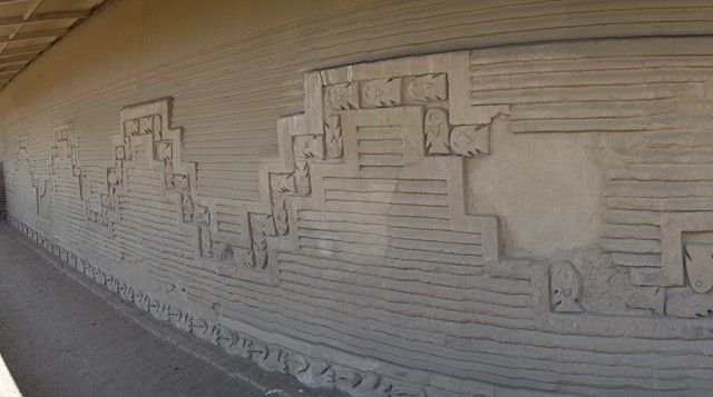 Perou- Chan Chan: Différents reliefs sur les murs de la ville.