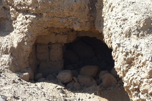 Perou- Chan Chan: Au detour d'un mur, e tombe sur ce trou. Qu'est ce qu'il peut y avoir dedans? Les archeologues ont il dea été visité ce passage?