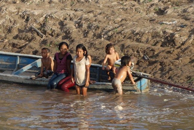Pérou-Amazonie: Des jeunes qui s'amusent dans l'eau issue d'une communauté indigène.