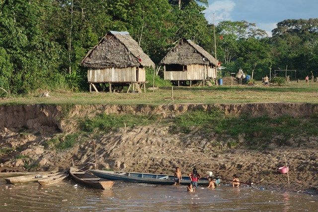 Pérou-Amazonie: Le bateau est le seul moyen de desservir des communautés indigenes et l'occasion de leurs apporter de la nourriture.