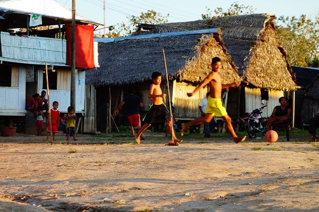 Voyage au Perou- Lagunas: Apres l'ecole, il est temps de faire une partie de football. A voir sur mon blog: 