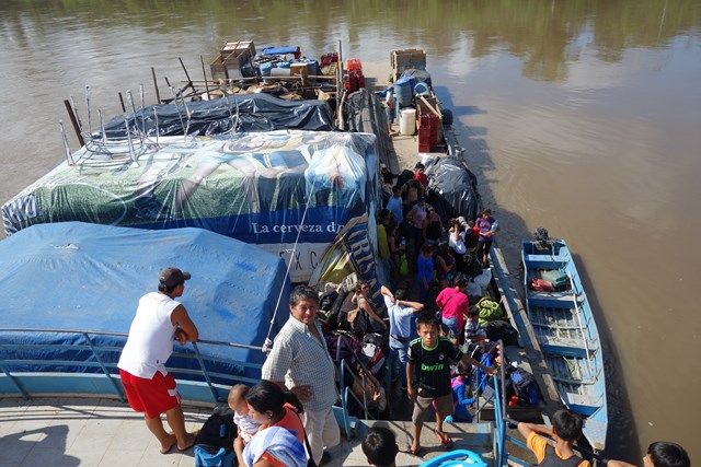 Voyage au Perou- Le bateau de la mort: Enfin, des personnes nous amènes à manger!