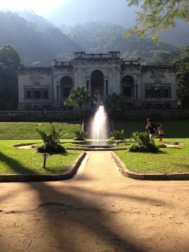 Bresil- Rio de Janeiro: Parc Laje avec maison coloniale, fontaine et foret tropicale photo blog voyage tour du monde travel https://yoytourdumonde.fr