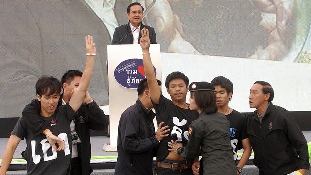 Des étudiants en Thaïlande manifestent contre le Coup d'Etat Militaire le jour de la sortie de Hunger Games 3, photo publié sur le site http://online.wsj.com