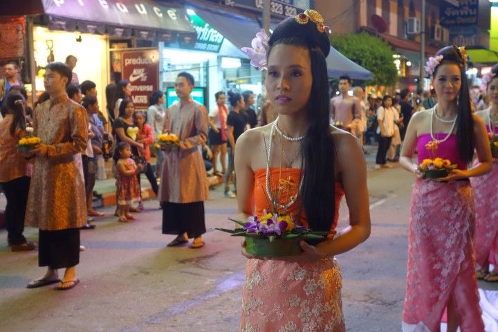 parade-travel-voyage-chiang-mai-fille-thailandaise