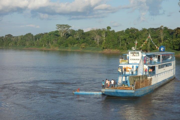 Perou- Amazonie: Un bateau vient nous sauver! Enfin il va tenter! Si il echoue nous restons bloquer 24h de plus!!!! Et il n'y a plus d'eau potable.