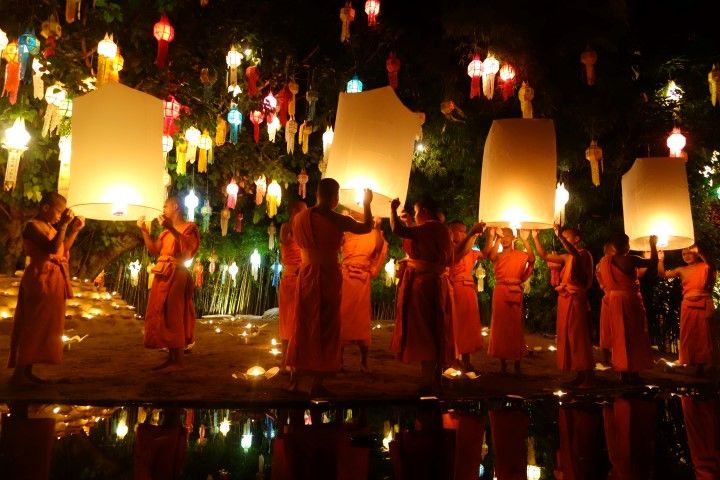 Voyage autour du monde, ici photo prise en Thailande avec des moines.