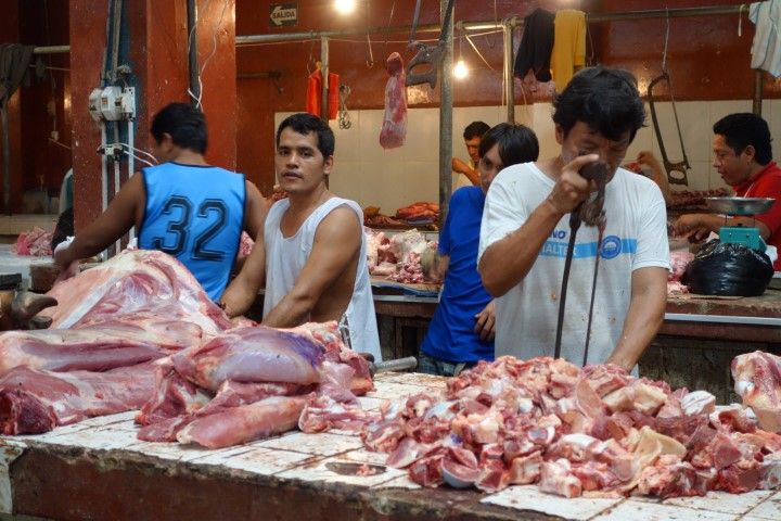 Perou-Iquitos: Marché de Belen, le stand de la viande. Euh je prendrai bien...lec mec surla gauche! lol