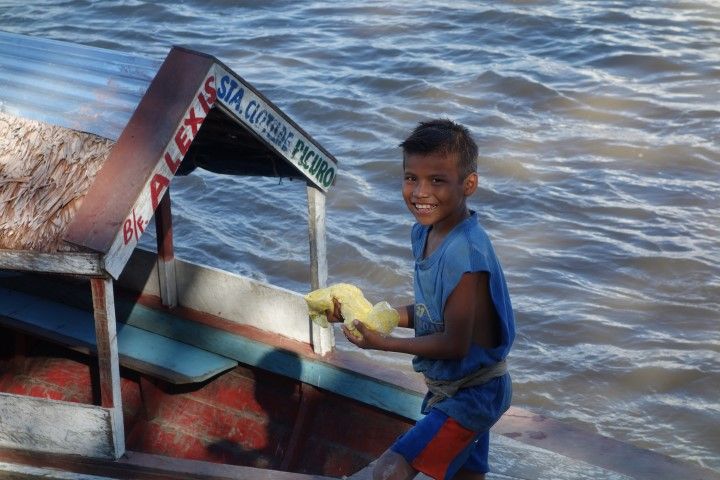 Perou- Amazonie: Pecheur a 8 ans à Iquitos