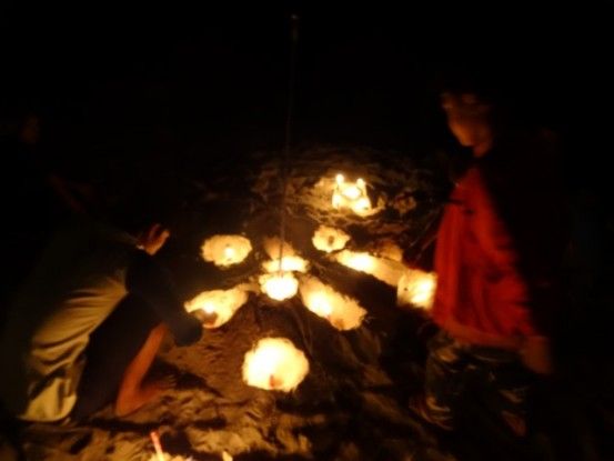 Cambodge-Kep:  Des locaux font des voeux sur la plage pour la nouvelle année 2015