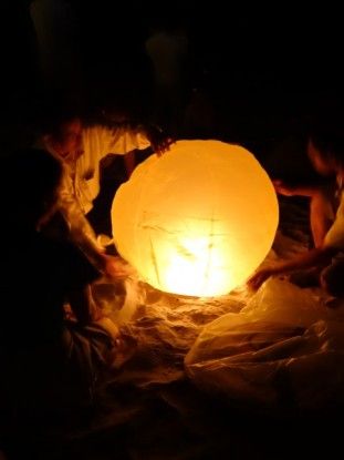 Cambodge-Kep: Des lampions allumées en famille