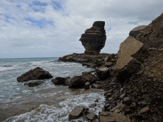 Nouvelle-Caledonie: La plage de Bourail et son gros bonhomme de pierre