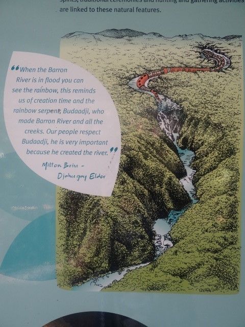 Australie- Queensland: Vous pouvez voir le serpent en haut de la cascade, ce dernier formant la montagne a lui tout seul.