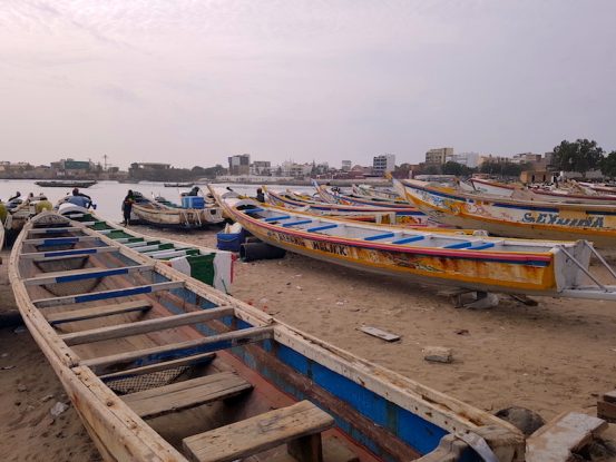 Bateaux de pêcheurs à Dakar. Photo blog voyage tour du monde https://yoytourdumonde.fr