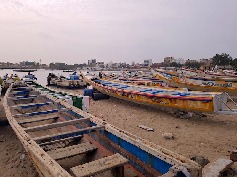 Bateaux de pêcheurs à Dakar. Photo blog voyage tour du monde http://yoytourdumonde.fr