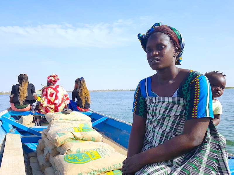 Une habitante de Mar Lodj dans le Sine Saloum photo blog voyage tour du monde http://yoytourdumonde.fr