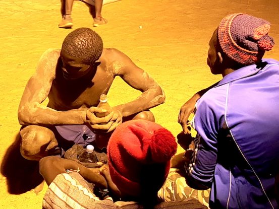 Un lutteur avec son entraineur au tournoi de lutte de Mar Lodj au Sénégal. Photo blog voyage tour du monde https://yoytourdumonde.fr