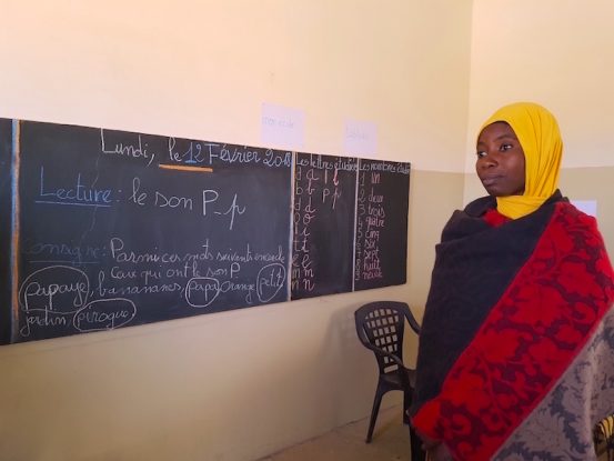 La passion de l'enseignante à l'école de Wandié photo blog voyage tour du monde https://yoytourdumonde.fr