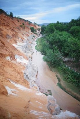 la riviere Suoi Tien cherche so chemin dans un canyon a Mui Ne dans le sud du vietnam