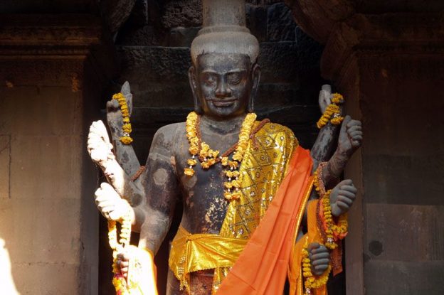 Avec plusieurs bras vous pouvez reconnaitre Vishnu dans l'un des temples d'Angkor. 
