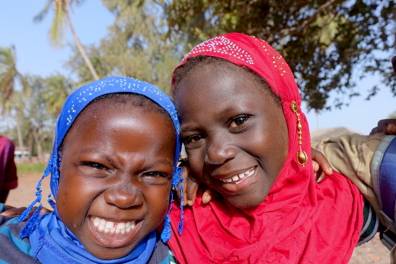 Deux écolières sur l'ile de Casamance au Sénégal. Photo blog voyage tour du monde https://yoytourdumonde.fr