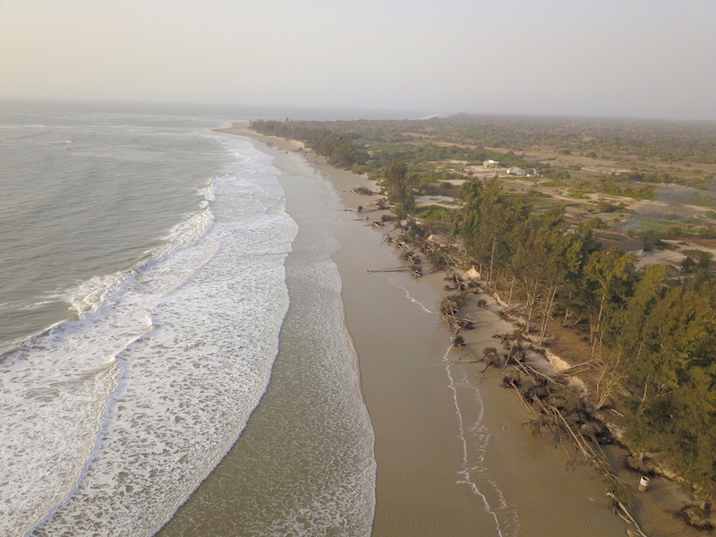 Le littoral sénégalais est attaqué chaque années durant les grandes marées comme ici en Casamance. Photo blog voyage tour du monde http://yoytourdumonde.fr
