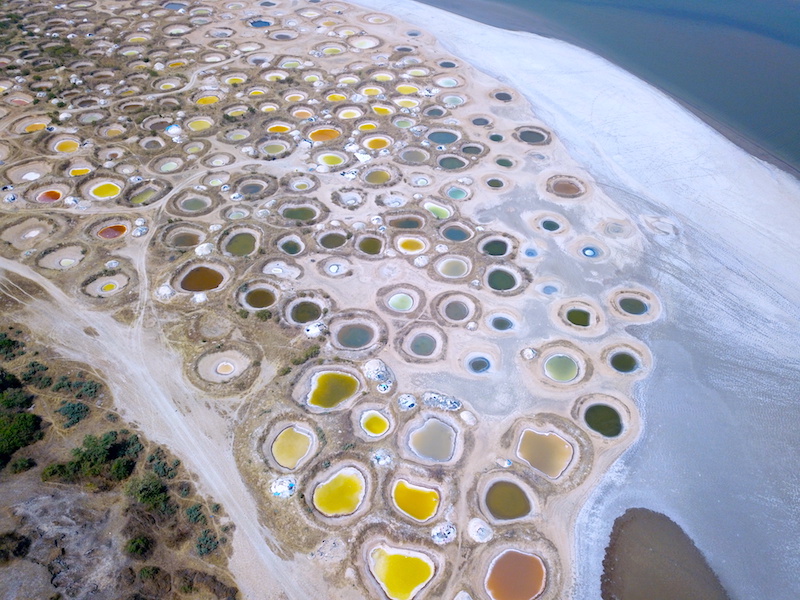 Immortalisé dans des documentaires les puits de sel de Palmarin sont magnifiques...vue du ciel. Photo blog voyage tour du monde http://yoytourdumonde.fr