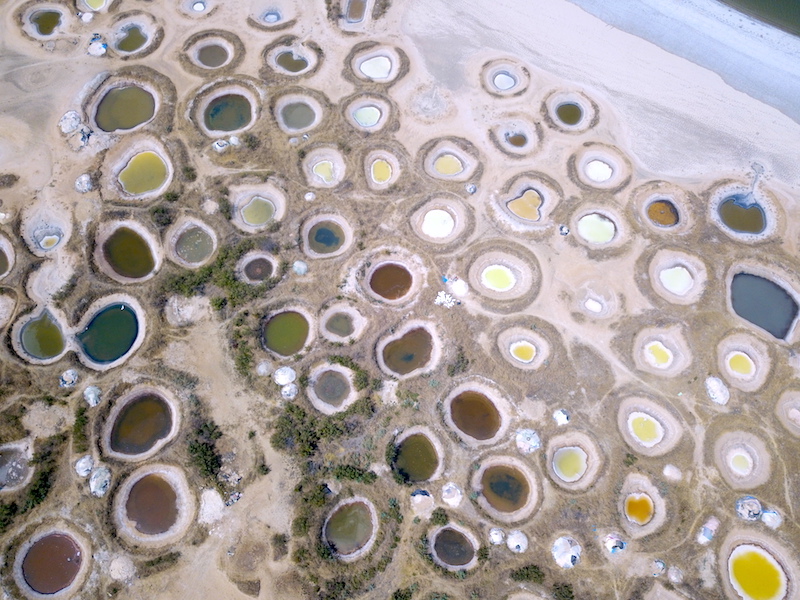 Les magnifiques puits de sel de Palmarin dans la région du Sine-Saloum au Sénégal. Photo blog voyage tour du monde https://yoytourdumonde.fr