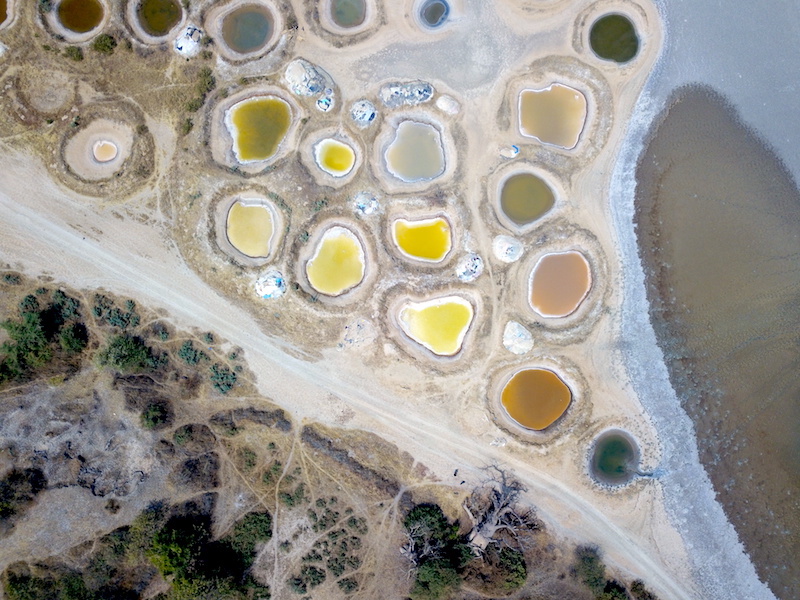 Les magnifiques lagunes de toutes les couleurs des puits de sel de Palmarin dans la région du Sine-Saloum au Sénégal. Photo blog voyage tour du monde https://yoytourdumonde.fr