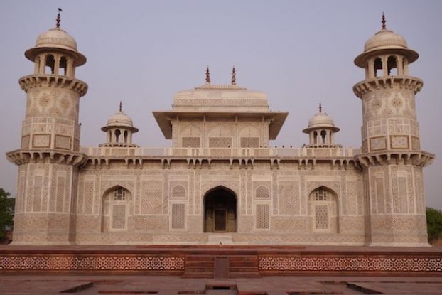 Pres de Agra le petit Taj Mahal avec le Itamad Ud-Daulah photo blog voyage tour du monde https://yoytourdumonde.fr