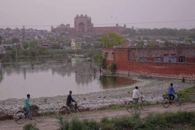 Fatehpur Sikri a plusieurs visage, site de l'unesco, campagne indienne et une certaine pauvreté mais la ville est à visiter! Photo blog voyage tour du monde https://yoytourdumonde.fr