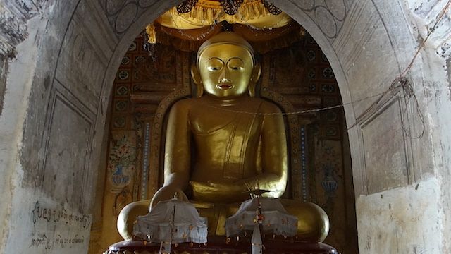 statue de bouddha dans un temple de la cite archeologique de bagan photo blog voyage tour du monde http://yoytourdumonde.fr