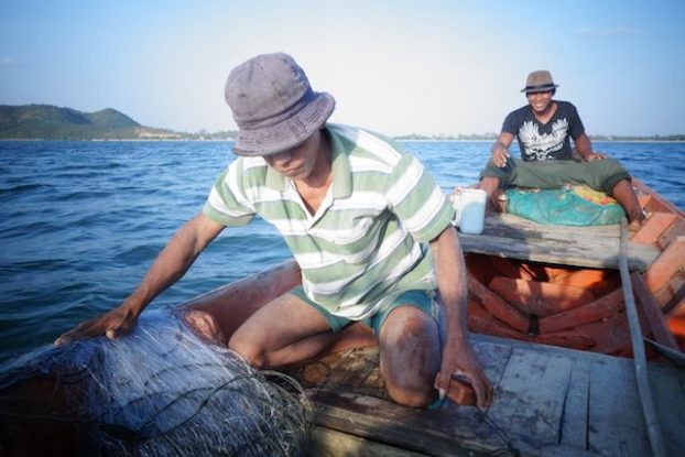 Cambodge - Kep: Avec l'ancien beau pere de Paul nous sommes parties pêcher non loin de la côte