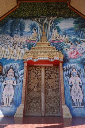 Nord Thailande: La porte principale de certains temples traversee est tout simplement ADMIRABLES.