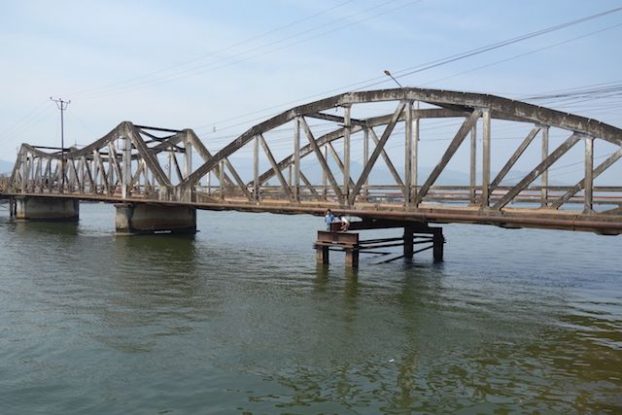 Cambodge: Il vous faut prendre le pont puis aller tout droit pour decouvrir les marais salants de Kampot! Surtout prendre le pont!
