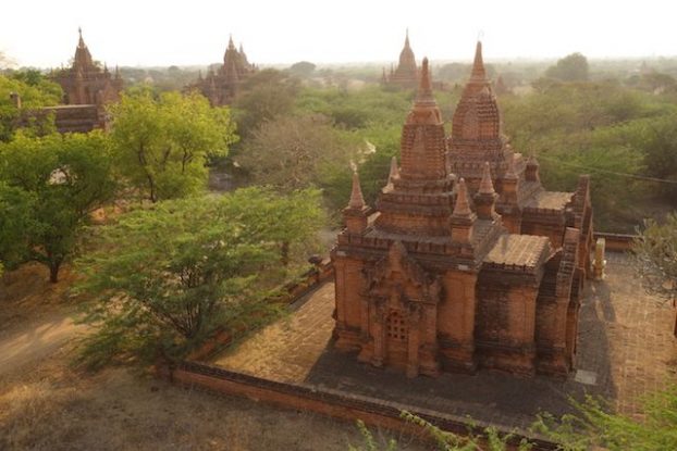 le site feerique de Bagan vous transportera pendant de long jours tant il y a de pagode, temple et stupa a decouvrir photo voyage tour du monde https://yoytourdumonde.fr