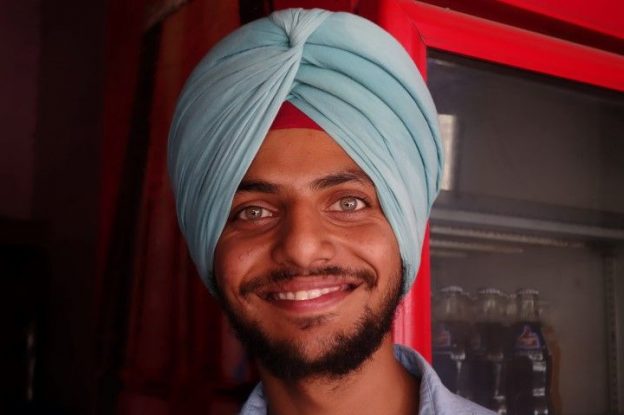 Les sikhs portent des turbans pour proteger leurs long cheveux photo blog voyage tour du monde https://yoytourdumonde.fr