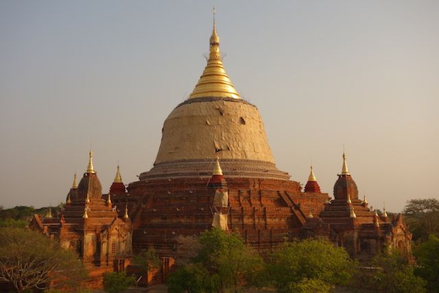 Lorsque le soleil se couche les stupa et a brique deviennent magnifique et changent de couleur photo blog voyage tour du monde http://yoytourdumonde.fr
