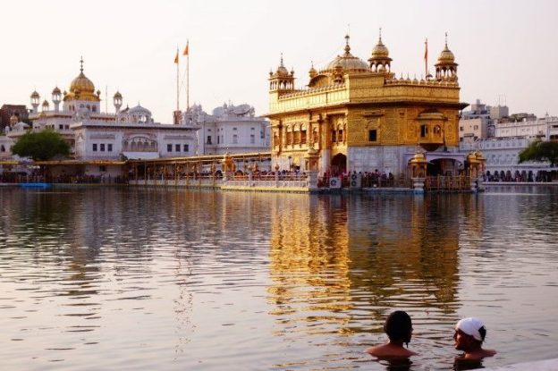 Les sikhs peuvent se baigner dans le bain sacré du Temple d'Or à Amritsar en Inde photo blog voyage tour du monde https://yoytourdumonde.fr
