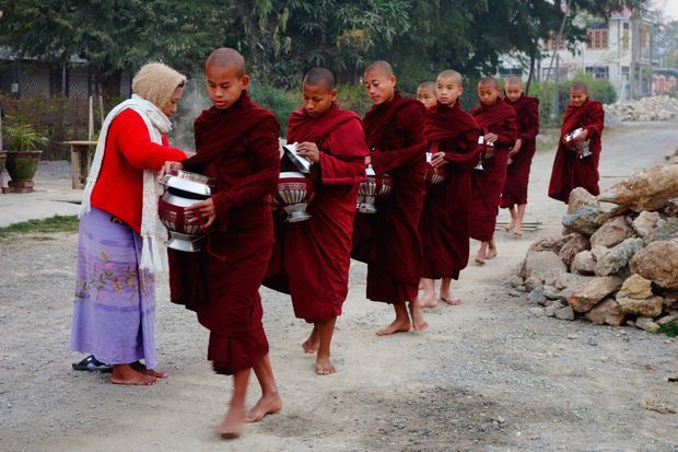 aumone-moines-bouddhistes-birmanie-myanmar-travelling-voyage