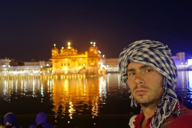 Yohann taillandier qui visite le golden temple ou temple d'or à Amritsar en Inde photo blog voyage tour du monde https://yoytourdumonde.fr