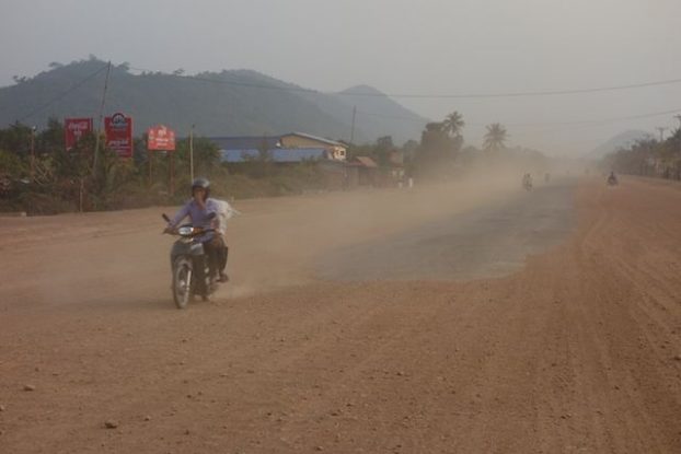 Entre goudron et terrain de terre la route entre kep et kampot est un peu compliquée. photo blog http://yottourdumonde.fr