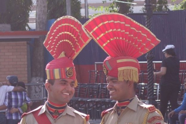 Soldats indiens le long de la frontiere avec le pakistan pour la ceremonie de fermeture des frontieres photo blog voyage tour du monde https://yoytourdumonde.fr